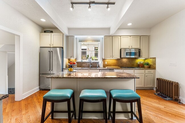 Building Photo - LOCATION LOCATION!! Stunning home located ...