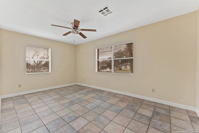 Building Photo - 3323 W Woodlawn Ave