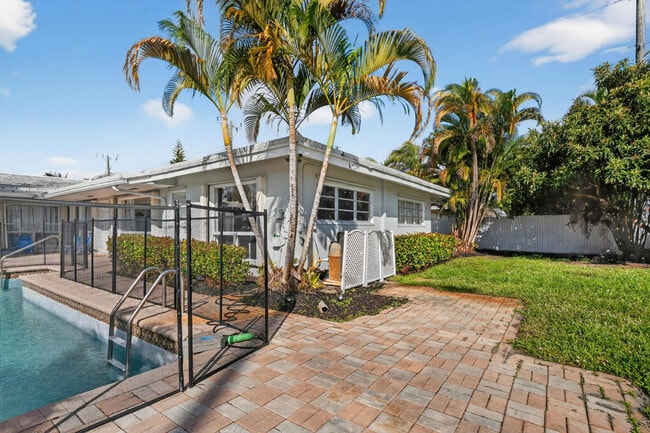 Building Photo - 1761 NE 55th St