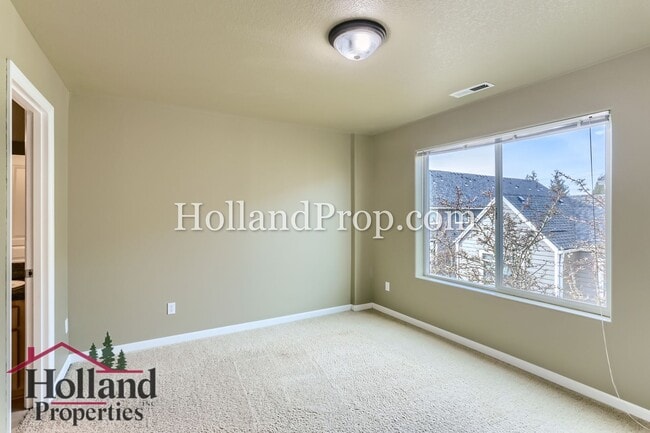 Building Photo - Stylish Townhome Near MAX, Nike & Costco in Prime Beaverton Location