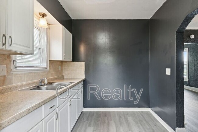 Building Photo - 1310 Almon Ave