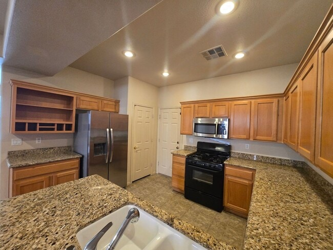 Building Photo - Mountain Edge