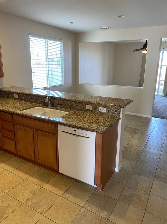 Building Photo - 3 BEDROOM VICTORVILLE HOME