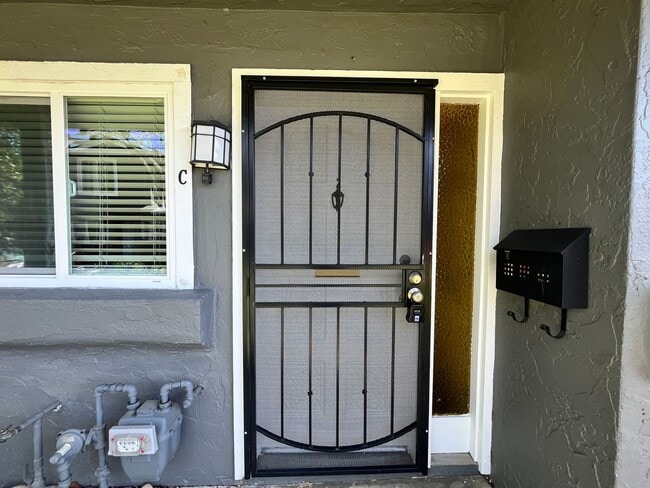 Building Photo - Townhouse in San Jose, CA Available Now!