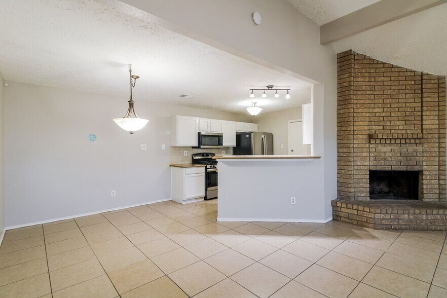 Building Photo - 15503 Boulder Oaks Dr