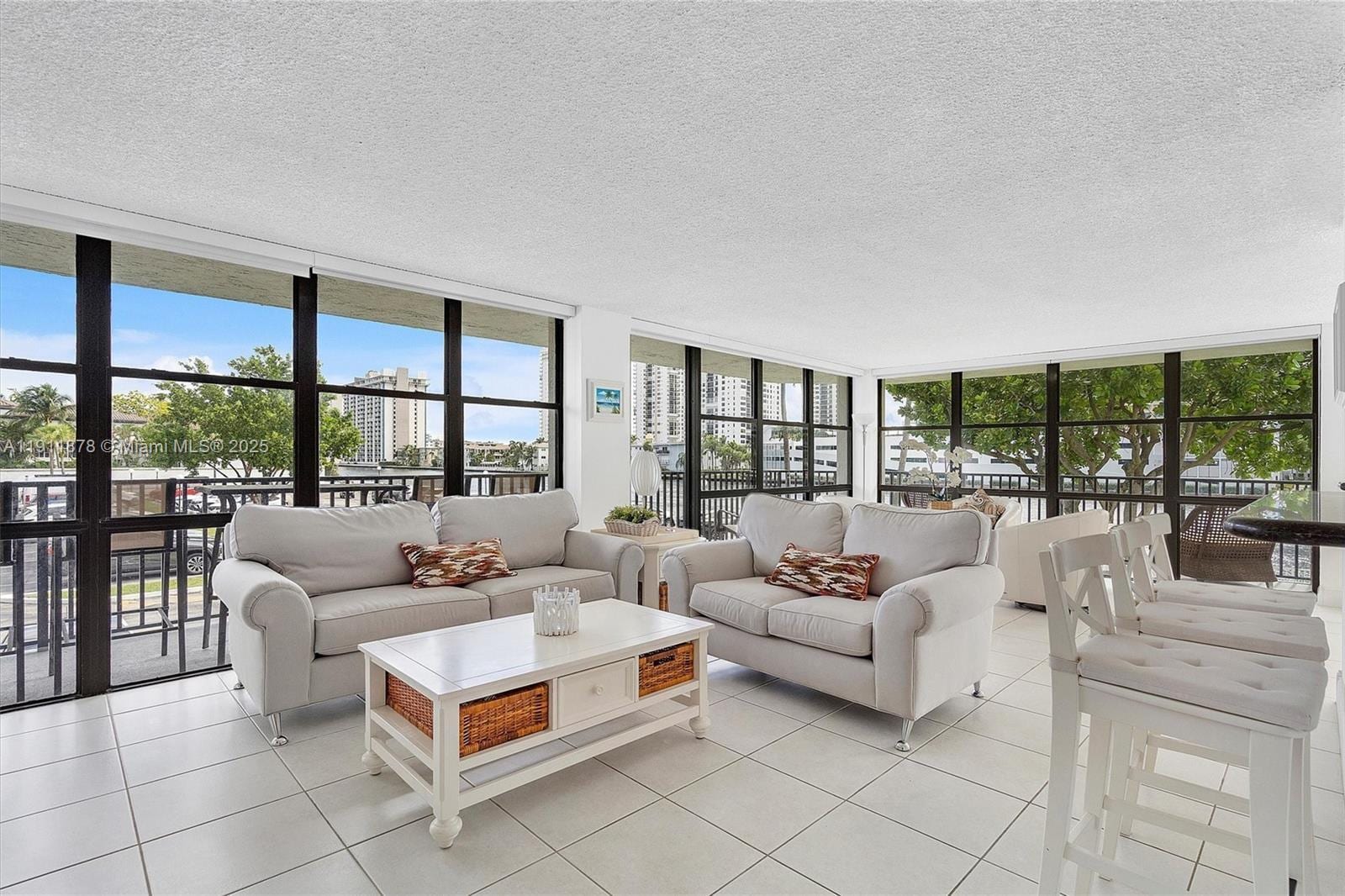 Building Photo - 1000 Parkview Dr