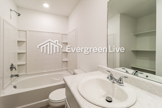 Building Photo - 44 10 Point Ln