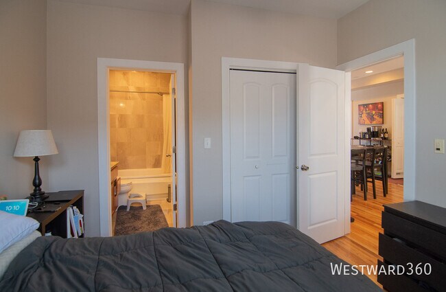 Building Photo - 1430 N Maplewood Ave