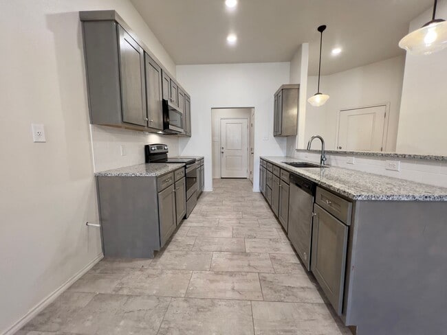Building Photo - Beautiful 2-Bedroom Townhome in Frenship ISD