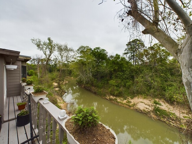 Building Photo - 9400 Doliver Dr