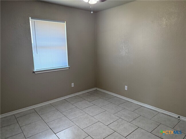 Building Photo - 1103 Concho St