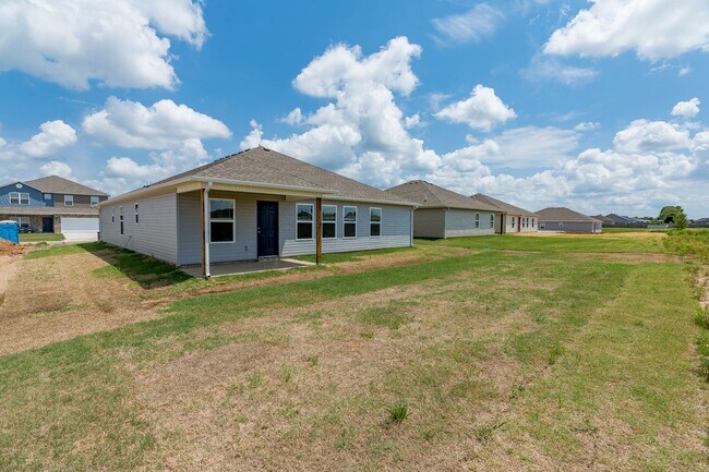 Building Photo - Large 4 Bedroom Home in great location!