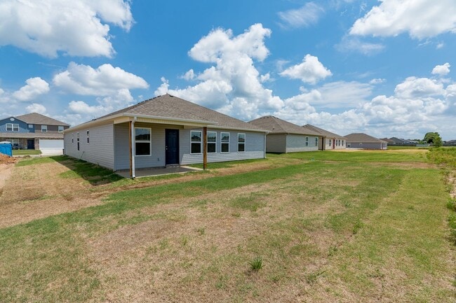 Building Photo - Large 4 Bedroom Home w/3 car Garage and Hu...