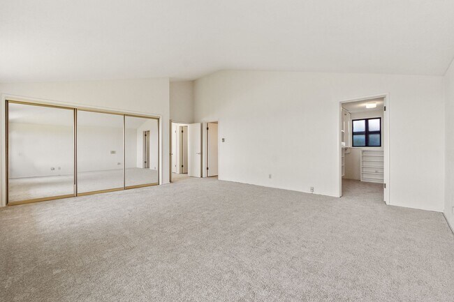 Building Photo - Ocean View Prime Location