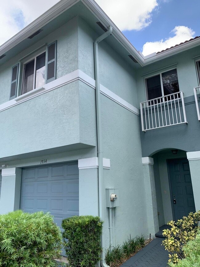 Building Photo - 1934 Gardenia Ct