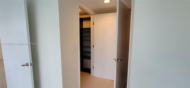 Building Photo - 495 Brickell Ave