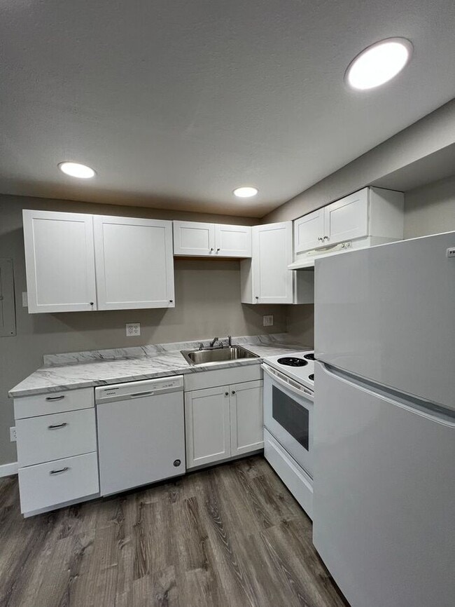 Building Photo - Updated 2BD/1BA Townhome- Move-In Ready Just in Time for Summer!