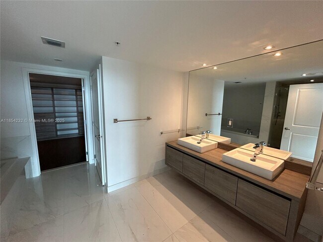 Building Photo - 400 Sunny Isles Blvd