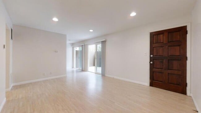 Building Photo - 503 Avenue G - C