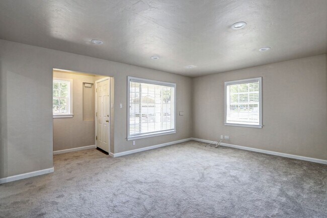 Building Photo - 5400-5402 Folsom Blvd