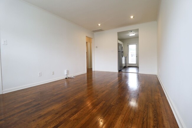 Building Photo - Beautiful Brookside duplex unit - NO PETS