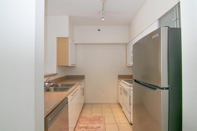 Building Photo - 616 Clearwater Park Rd