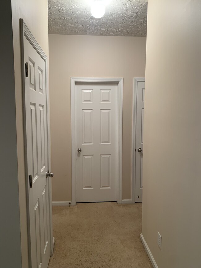 Building Photo - 3329 Fernview Dr
