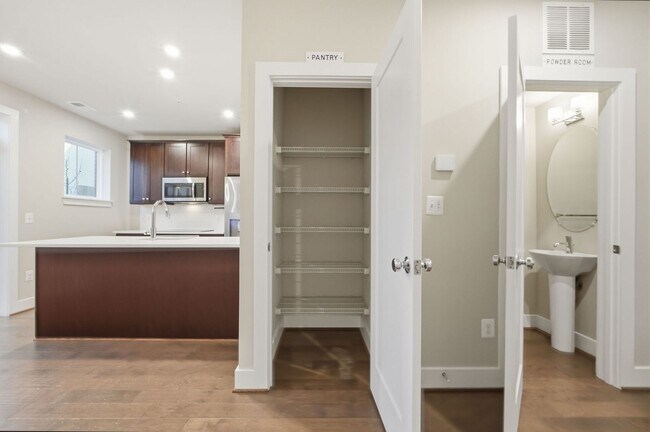 Building Photo - Georgia Row Townhome | 2 Bed | 2.5 Bath | 1,400 Sf | Juliet Balcony | 1 Assigned Parking Space