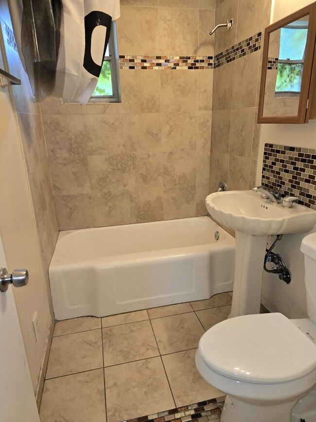 Building Photo - 547 W 4th St