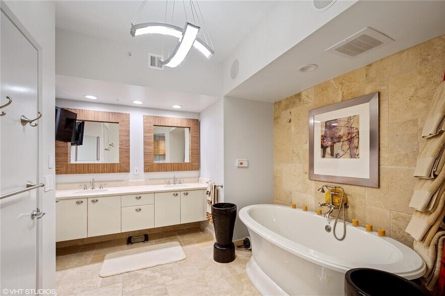Building Photo - 333 Las Olas Way