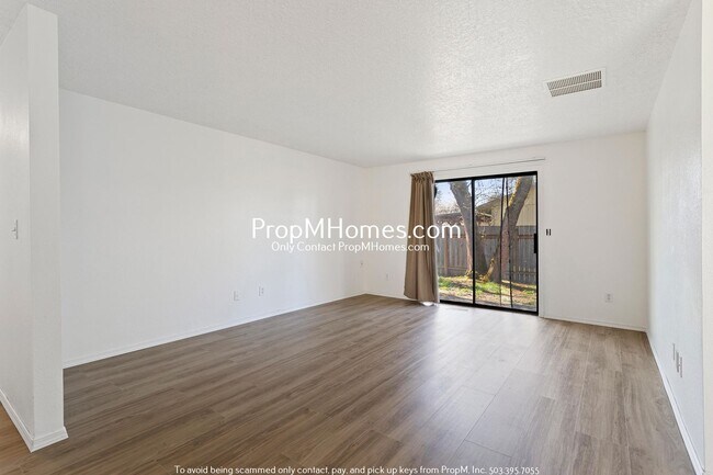 Building Photo - Updated Three Bedroom Home in McMinnville!