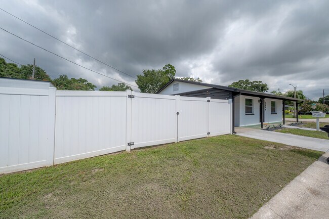 Building Photo - 2400 34th Ave N