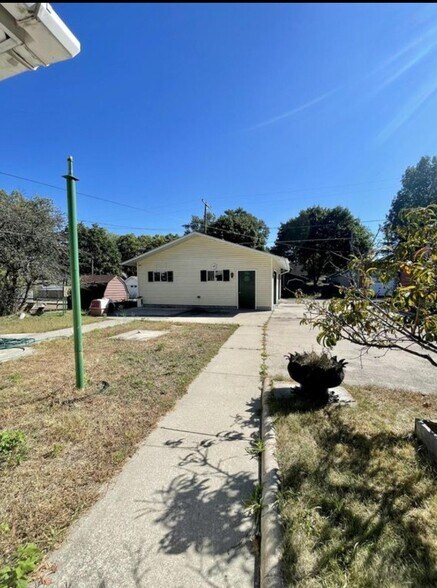 Building Photo - 806 E Loomis St