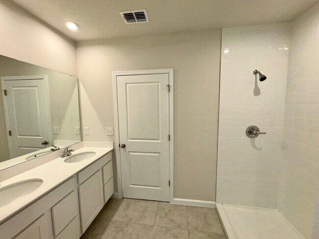Building Photo - Three Bedroom Home in Winter Haven For Rent!