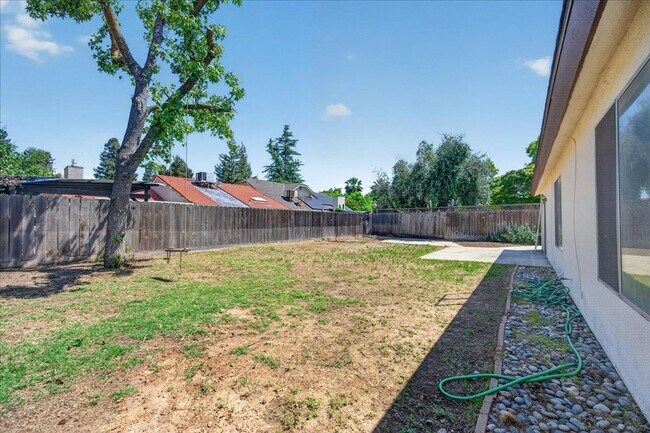 Building Photo - Nicely Remodeled North Fresno 3/2