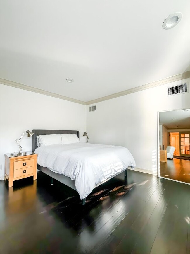 Building Photo - Unbelievable Furnished Studio Lease in WeH...