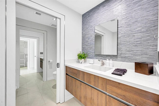 Building Photo - 1430 S Ocean Dr