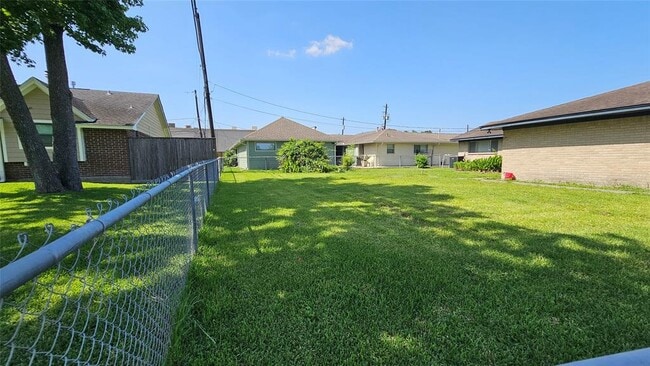 Building Photo - 8103 Royalwood Dr