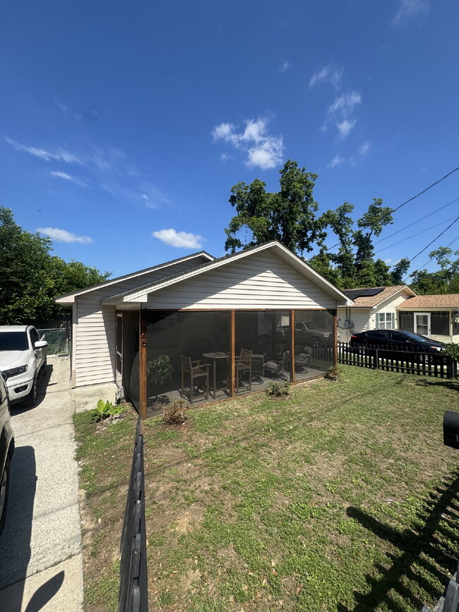 Building Photo - Cozy 2 bedroom 2 bathroom house near campus