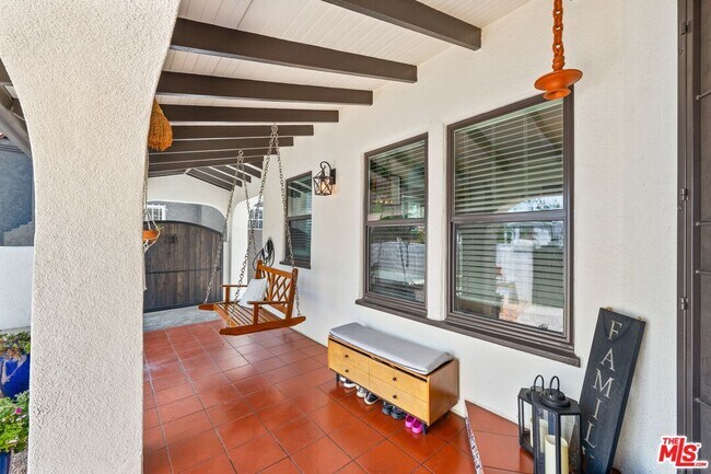 Building Photo - 3871 Roxton Ave