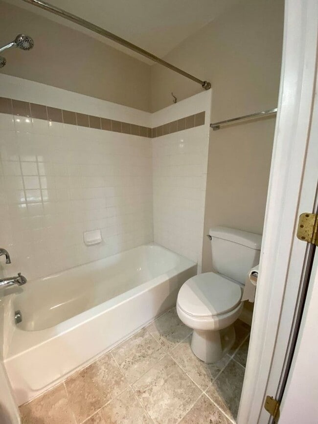 Building Photo - Updated 2 Bd 2 Ba Condo in Sandy