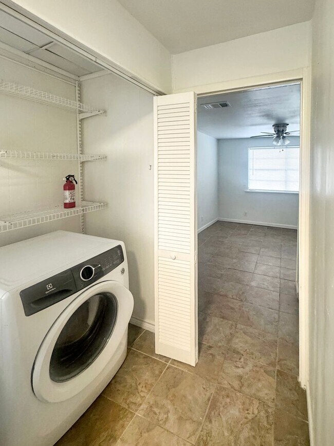 Building Photo - Alamo Heights Move In ready