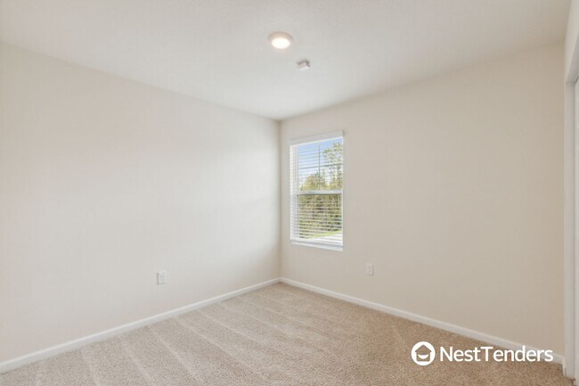 Building Photo - Beautiful End Unit Townhome!