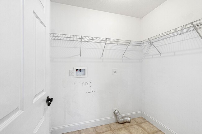 Building Photo - 402 Kings Rd