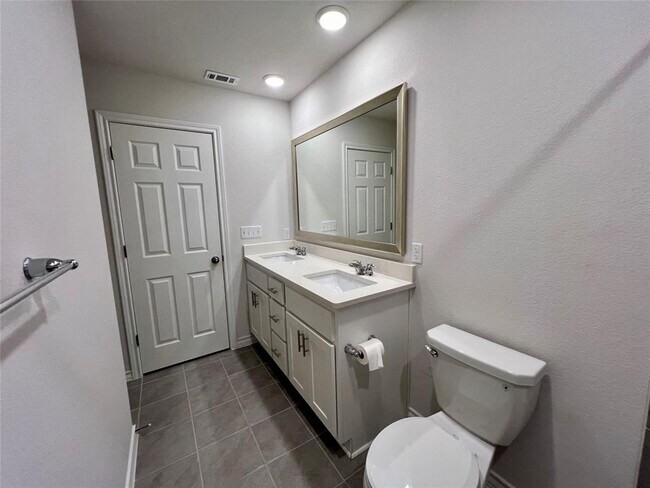 Building Photo - 2907 Salvidar Bend