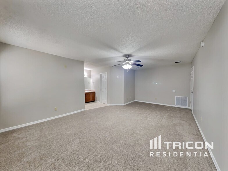 Building Photo - 3251 Deerfield Pointe Dr