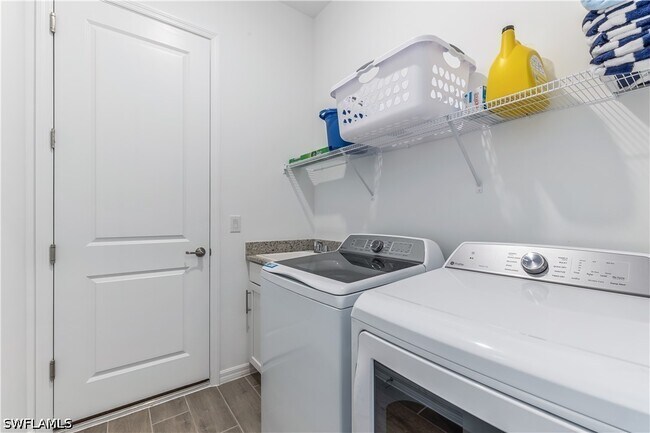 Building Photo - 15907 Sugar Hl Dr