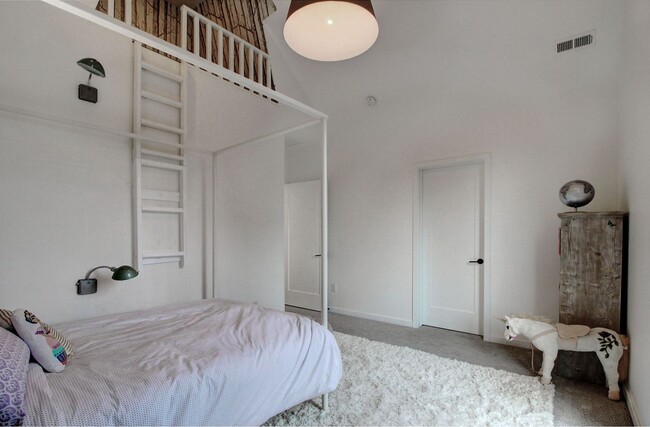 Building Photo - Luxury Living in the heart of Platte Park,...
