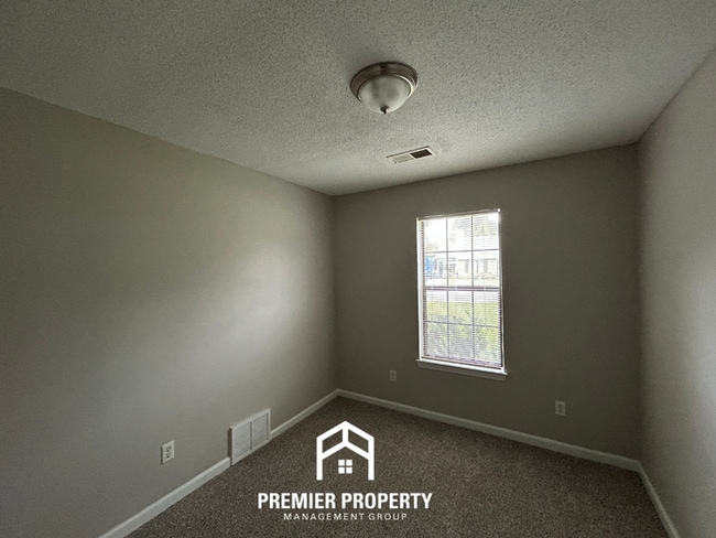 Building Photo - 10075 Yates Dr