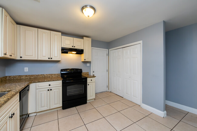 Building Photo - 4713 Belle Plaine Dr